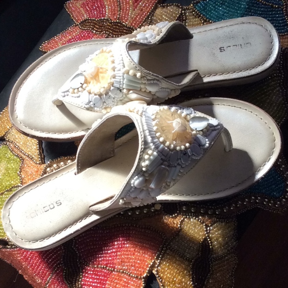 Intricate beading graces these lovely sandals ❣️⛱